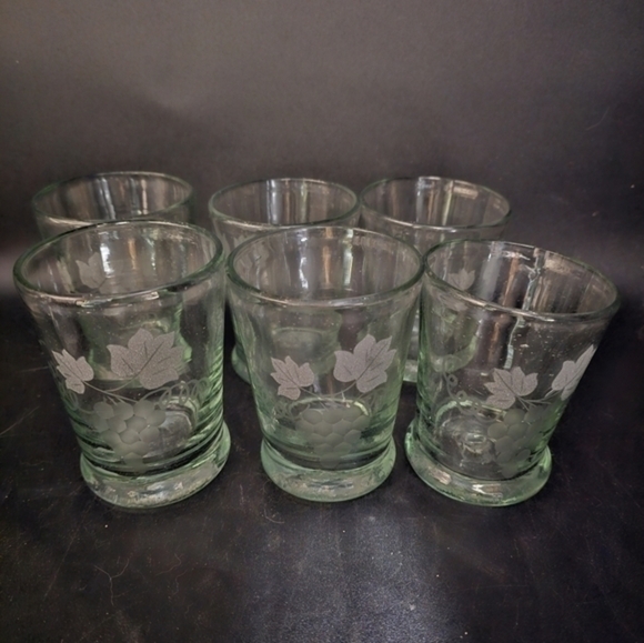 Vintage handblown wine glasses with a grape‎ design - Picture 3 of 7